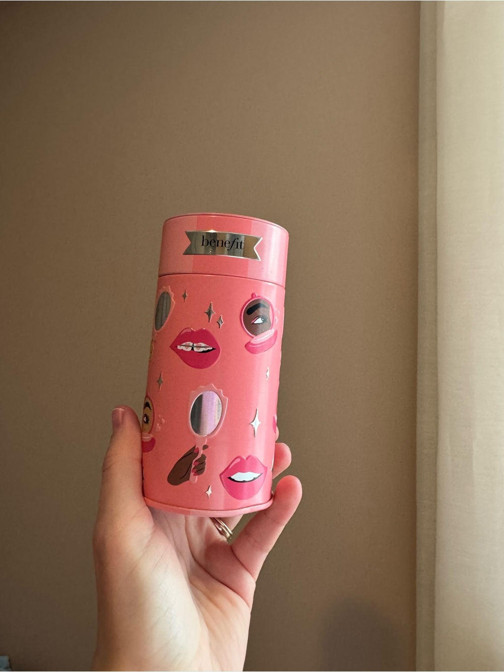 Benefit Beauty Thrills pink tin